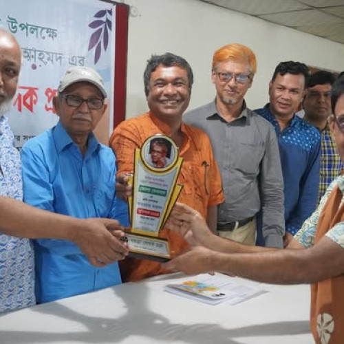 কবি ও ময়ূখ সম্পাদক ভোলা দেবনাথকে ‘আন্ওয়ার আহমদ স্মৃতি পদক-২০২৪ প্রদান