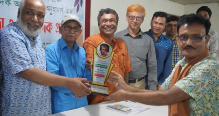 কবি ও ময়ূখ সম্পাদক ভোলা দেবনাথকে ‘ বগুড়া লেখক চক্রের আন্ওয়ার আহমদ স্মৃতি পদক-২০২৪ প্রদান