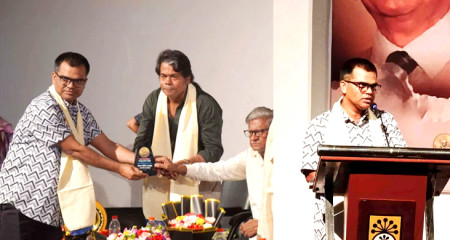 দ্রোহী কথাসাহিত্যিক আব্দুর রউফ চৌধুরী সম্মাননায় ভূষিত সালাহ উদ্দিন মাহমুদ